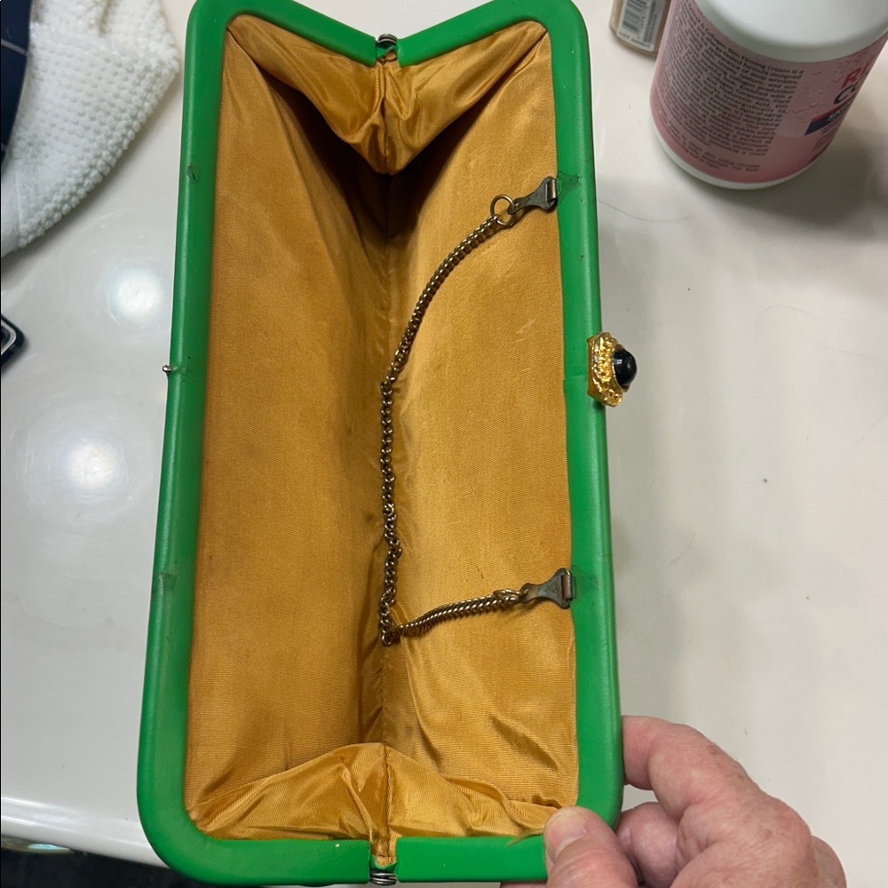 Vintage  60s Elegant Vinyl Green Clutch Bag Purse Gold Chain Medallion Closure - Picture 8 of 11